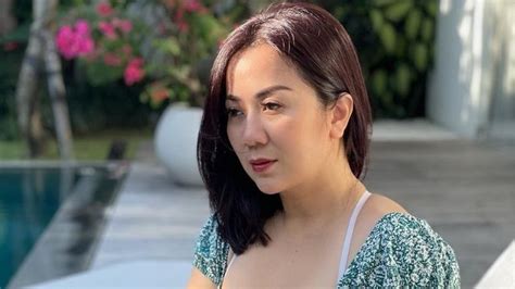 Pose Bengong Tante Ernie Di Pinggi Kolam Netizen Melamun Aja Kece
