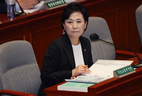 소병훈 의원은임대차보호법 개정을 옹호하면서 (전세 제도는) 대한민국에만 있어야 하고 몇 몇 나라에만 있어야 하고 왜 그 문제로 서민들이 고통을 받아야 하는지 의문입니다 라고 현실과 동떨어진. 김현미 "다주택자 내논 매물 30대가 '영끌'로 받아 안타깝다 ...