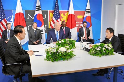 Japan South Korea Us Eye Deeper Security Ties In First Summit In