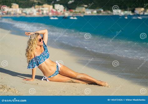 Het Aantrekkelijke Blondemeisje Liggen Op Het Strand Paste Sportief