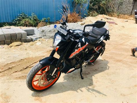 It is available in only one variant and 2 colours. KTM Duke 200 refurbished bike at best price | CredR