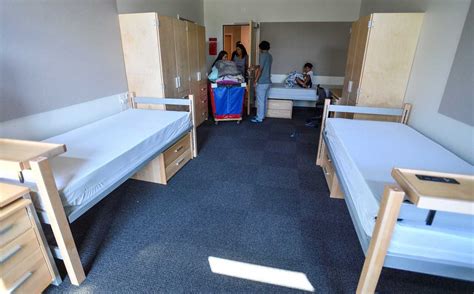 Uci Freshmen Rush Into Their New Home Away From Home For The Academic