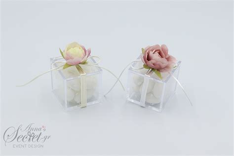 Μπομπονιέρα γάμου Plexiglass κουτάκι με υφασμάτινα λουλουδάκια και