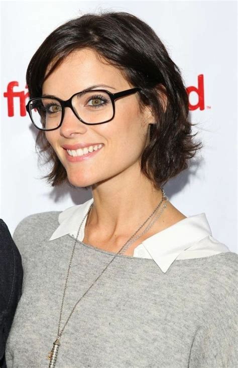 A chaque morphologie de visage correspondent des coiffures permettant de mettre pour les femmes qui assument pleinement leur mâchoire dessinée et veulent la mettre en avant, je conseille la frange. 1001+ Idées pour des coupes courtes + les coiffures pour ...