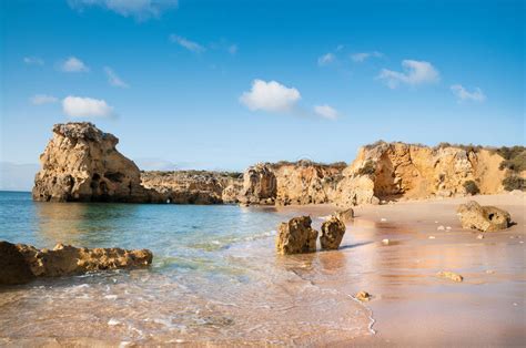 Zoek je goedkope vliegtickets naar albufeira in portugal? Gouden Stranden Van Albufeira, Portugal Stock Afbeelding ...