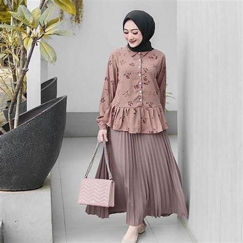 Army, black, grey, coco, mocca bahan : 7 Ide Gaya Rok Plisket Mocca untuk Hijab, Coba? | Galadiva.com