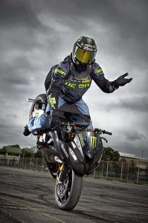 A stoppie also known as a nose wheelie is another very cool trick you can master on a dirt bike with lots of practice. Pin de Chris Ainsworth em Motorcycles | Motos de rua ...
