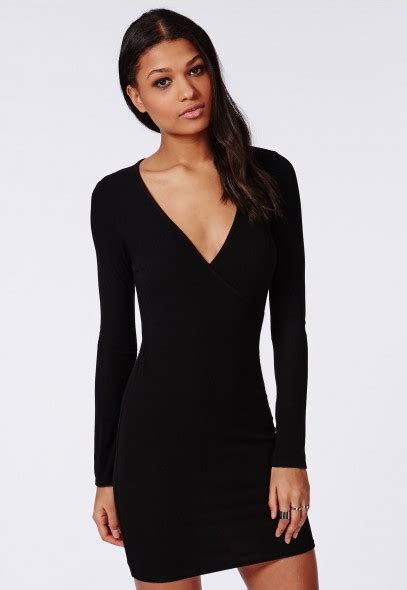 Petite découpe au niveau de la poitri. Robe noire naf naf