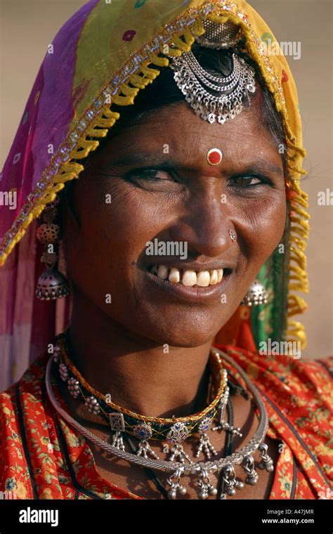 eine rajasthani frau trägt traditionelle indische kleidung während der jährliche pushkar kamel
