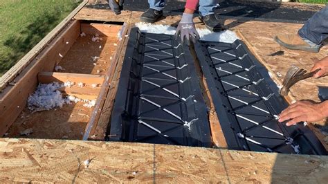 Como Instalar Baffles Vents En El Roofing Y El ático Baffles Attic Ventilation Roofing