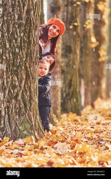 Versteckt Sich Hinter Dem Baum Mutter Mit Ihrem Kleinen Sohn Und Ihrer