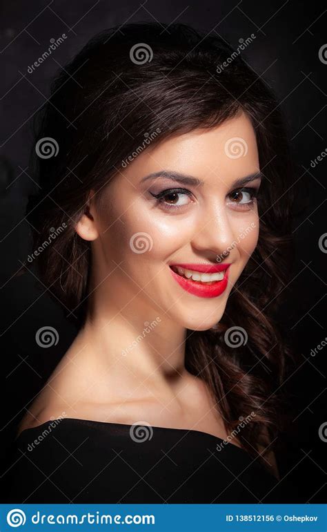 Portret Van Een Mooi Brunette Op Een Donkere Achtergrond Stock Foto