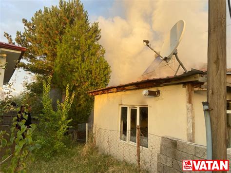 Erzincan da yangın çıkan tek katlı ev kullanılamaz hale geldi Önce