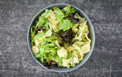Salade Verte Avec Vinaigrette à La Moutarde Et Aux Oignons Les