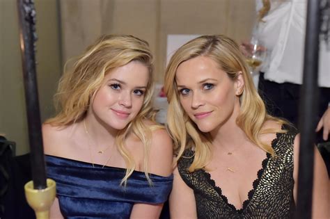 Reese Witherspoon Daughter Ava Look Identical In Girls Night Out Selfie Iheart