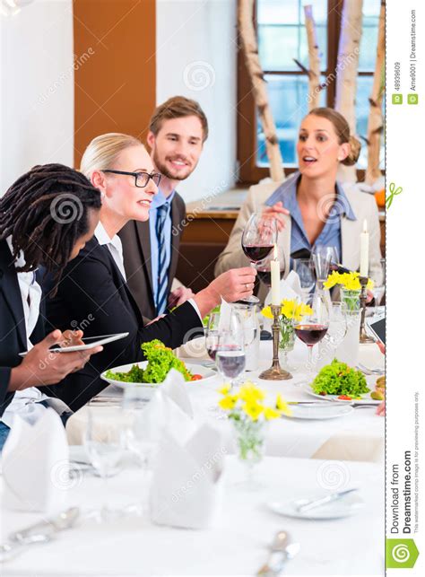 Equipo En La Reunión De Almuerzo De Negocios En Restaurante Imagen De
