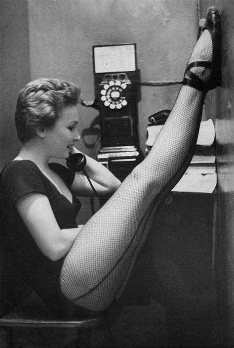 16 Vintage Photos That Capture The Nylon Stockings Allure In The 1940s