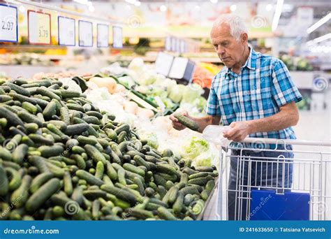 Anciano Eligiendo Pepinos En El Supermercado Foto De Archivo Imagen De Pensionista Europeo