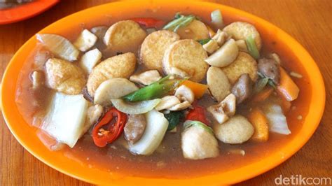 Tuang campuran saus ke dalamnya, masukkan tahu, tutup mangkuk/wajan dan jerangkan di atas api sedang hingga mendidih. RM. Chandra: Sapo Tahu dan Kakap Taosi Legendaris yang ...