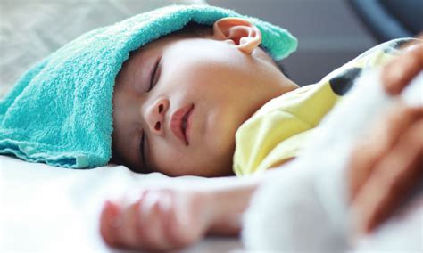 Badan panas tapi kedinginan dalam waktu yang berbarengan itu bukan karena kerusakan alat pengatur suhu tubuh. Bahaya Demam Panas Kepada Bayi! 8 Cara Ini Turunkan Suhu ...