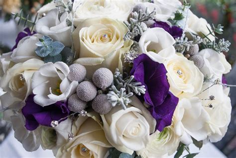 Whether you are needing bulk wedding flowers for a summer, fall, spring or winter wedding, blooms by the box offers you the variety of options you'll love! Winter Wedding Flower Ideas | Laurel Weddings