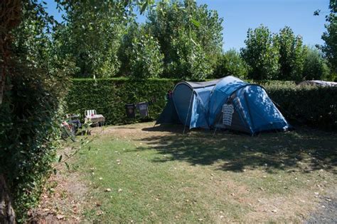 Emplacement Pour Votre Toile De Tente Ou Caravane Camping 4 étoiles Vendée
