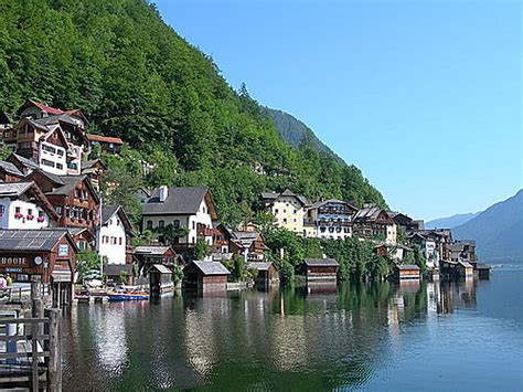 Hallstatt係我整個旅程最期待嘅小鎮，一方面hallstatt係全球最靚嘅地方，於1997年被列為世界文化遺產，一年四季都擁有唔同景色，適合一家大細去欣賞。 今次我係由奧地利第三大城巿 — linz (林茨) 出發。 清清的世界旅行圖鑑: 奧地利薩爾茲干馬格特 (Salzkammergut) 哈修塔特 (Hallstatt) 如人間仙境般的湖濱小鎮