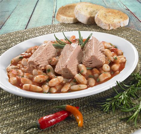 Ecco ingredienti e procedimento per servire in tavola un piatto unico perfetto per l'estate. Filetti di tonno con cannellini al pomodoro e rosmarino ...