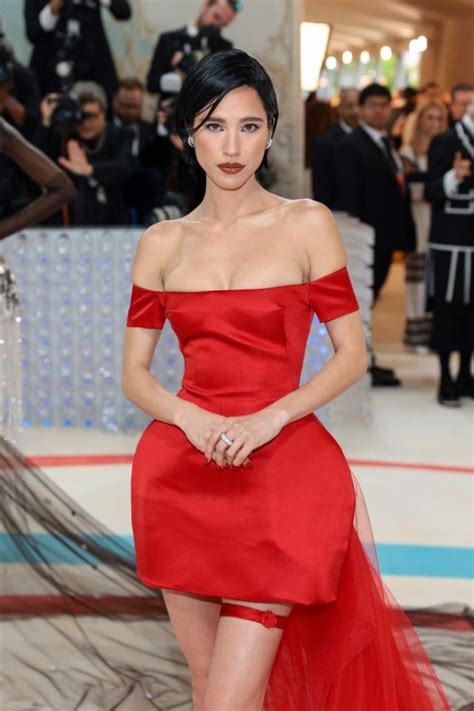 Yellowstone Star Kelsey Asbille Shut Down The Red Carpet In A Mini Dress