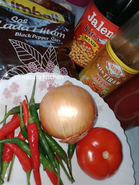 Kemuduan tambah bancuhan tepung jagung dengan sedikit air, capsicum dan bawang besar. Resipi Daging Masak Black Pepper Confirm Sedap
