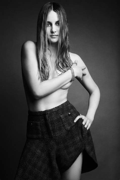 Shailene Woodley Topless For Interview See The Sexy Shoot