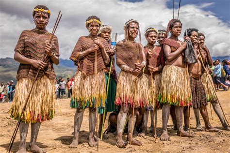 welcome to henry lupper s blog inside the remote indonesian dani tribe where women cut off a