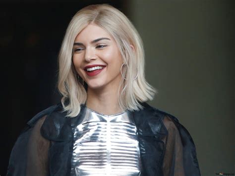 Descargar Fondo De Pantalla Linda Rubia Sonriente Kendall Jenner