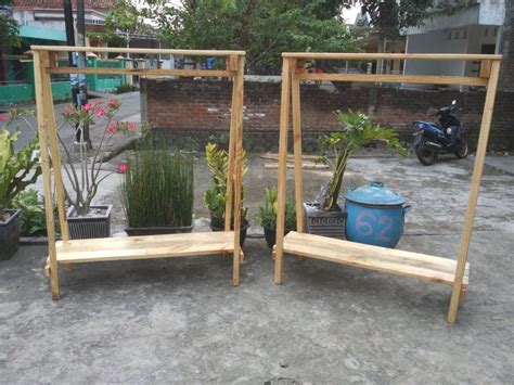 Gantungan baju indoor lipat tempel dinding hanger baju rak jemuran. Jual display baju distro kayu atau gantungan baju kayu ...