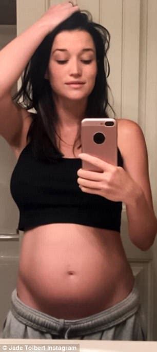 Jade Roper Shows Off Her Pregnant Stomach In Hawaii Daily Mail Online