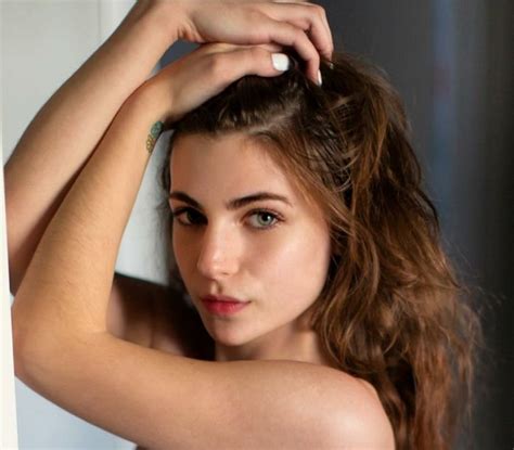 Model Claims She Was Banned From Dating App As Shes Too Hot For