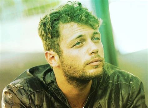 Nato a roma ma sempre vissuto a nettuno si è diplomato al liceo classico chris cappell college di anzio. Ludovico Tersigni è il nuovo conduttore di X Factor? Ecco ...