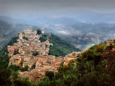 Древний город Арпино в горах Италии