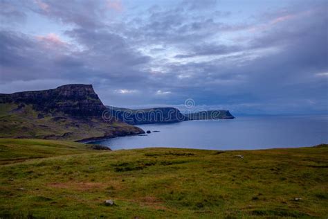 Ilha De Skye Glendale Cost Landscape Na Hora Azul Escócia Natu Foto De