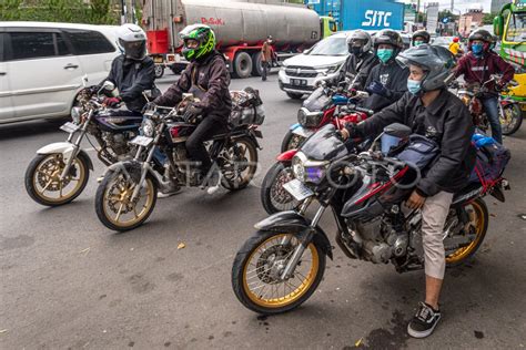 Rombongan Pemudik Sepeda Motor Melintasi Jalur Pantura Semarang