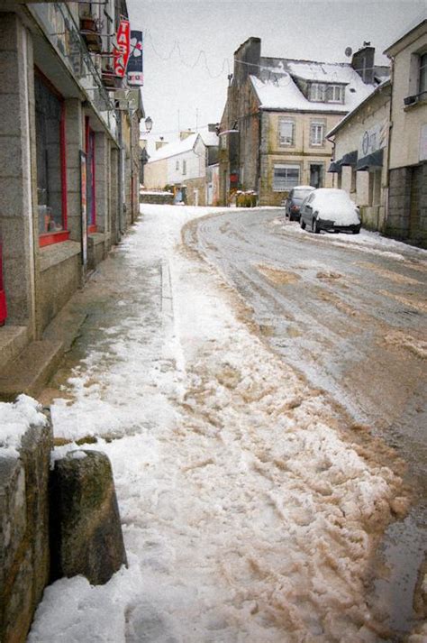 Borner un terrain consiste à faire reconnaître les limites physiques de terrains contigus grâce à des marques apparentes, appelées bornes. La stéle gauloise du Huelgoat