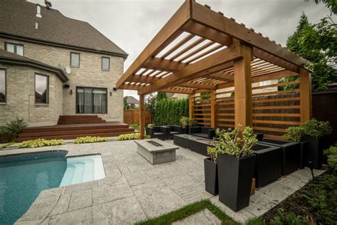 A modern outdoor patio pergola provides an ideal setting for entertaining and relaxing. Pergola Modern Laval - Moderno - Otras zonas - de PurPatio.ca