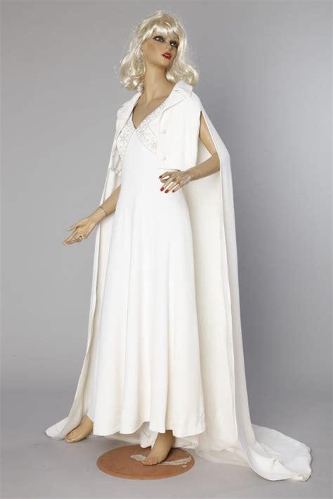 Robe longue de mariée perlée avec cape 1960 | Robe longue ...