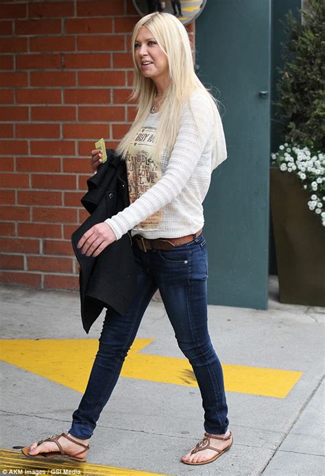 Tara Reid Polishes Up Her Look With A Visit To The Nail Salon Daily Mail Online