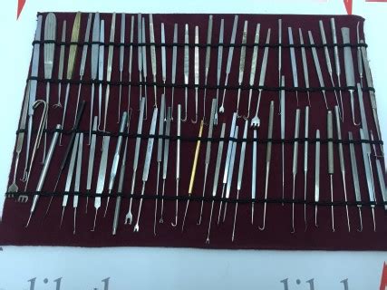 Bir diş doktorunun esas misyon ve mesullükleri arasında her yaştan hastanın diş ve ağız sıhhatini araştırmak ve rehabilitasyonu buna göre uygulamak bu. Dilek Medikal - 2.El Medikal Cihazlar - CERRAHİ ALETLER