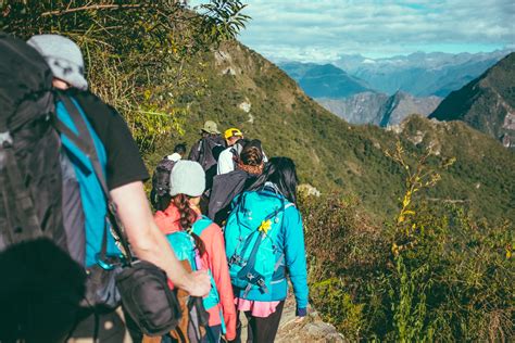 图片素材 景观 步行 组 人 冒险 山脉 娱乐 攀登 极限运动 登山 云彩 体育 徒步旅行者 背包 勘探