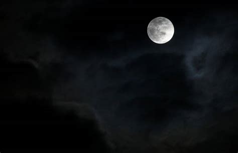Super Snow Moon Lights Up The Sky Around The World