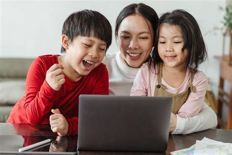 13 Expert Tips On Managing Screen Time For Your Kids This Pandemic