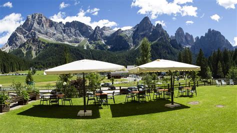 San martino di castrozza is a mountain resort in the primiero valley in the trentino province in italy. HOTEL PLANK San Martino di Castrozza Benvenuti nelle Dolomiti