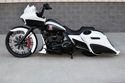 The contrast with the white sets this one off. Black and white | Harley road glide, Harley bikes, Harley ...